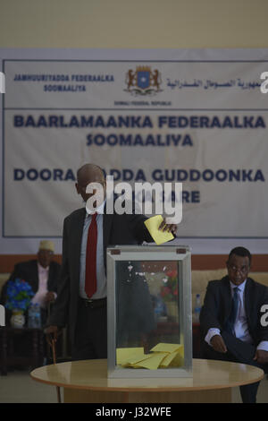 Senatoren, die gehören ins Oberhaus stimmen ihre, der Sprecher des Oberhauses, sowie die beiden stellvertretenden Lautsprecher, während eine Wahl in Mogadischu, Somalia, am 22. Januar 2017 zu bestimmen. AMISOM Foto / Tobin Jones Stockfoto