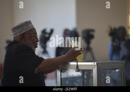 Senatoren, die gehören ins Oberhaus stimmen ihre, der Sprecher des Oberhauses, sowie die beiden stellvertretenden Lautsprecher, während eine Wahl in Mogadischu, Somalia, am 22. Januar 2017 zu bestimmen. AMISOM Foto / Tobin Jones Stockfoto