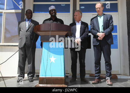 Der Staatspräsident Jubbaland, Ahmed Mohamed Islam Madobe flankiert von dem Sonderbeauftragten des UN-Generalsekretärs (SRSG) für Somalia, Michael Keating (2. von rechts), der Sonderbeauftragte von der Afrikanischen Union Kommission Vorsitzenden (SRCC) für Somalia, Botschafter Francisco Caetano Madeira (links) und Assistent Generalsekretär für menschliche Rechte Andrew Gilmour auf einer Pressekonferenz in Kismaayo, Somalia, am 12. Februar 2017. AMISOM Foto / Barut Mohamed Stockfoto