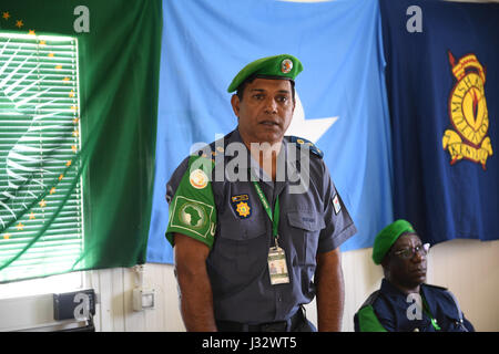 Die AMISOM Polizeikommissar Brigadier Anand Pillay spricht während einer Preisverleihung Medaillen für sechs kenianischen einzelnen Polizisten (IPOs), die heraus drehen waren, nach Verbüßung eines Jahres in Mogadischu am 18. Februar 2017. AMISOM Foto/Atulinda Allan Stockfoto