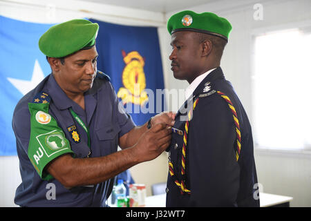 AMISOM Commissioner of Police Brigadier Anand Pillay pins eine Medaille auf dem Revers eines einzelnen Polizisten aus Kenia während der Medaille-Preisverleihung in Mogadischu am 18. Februar 2017. AMISOM Foto/Atulinda Allan Stockfoto