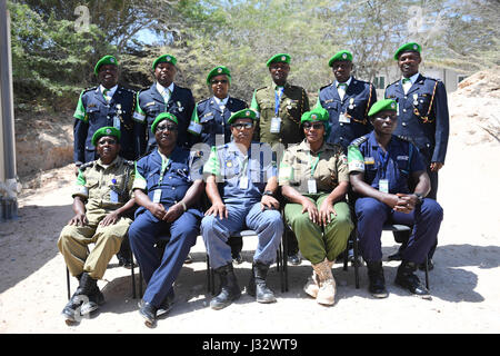 AMISOM Commissioner of Police Brigadier Anand Pillay (Mitte sitzend) und andere hochrangige Polizeibeamte posieren für ein Gruppenfoto der Medaillen-Verleihung für sechs kenianischen einzelne Polizeibeamte in Mogadischu auf 18. Februar 2017. AMISOM Foto/Atulinda Allan Stockfoto