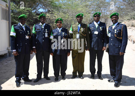 Die sechs kenianischen einzelnen Polizisten (IPOs) posieren für ein Gruppenfoto, nachdem sie Medaillen der AMISOM Kommissar der Polizei Brigadier Anand Pillay in Mogadischu am 18. Februar 2017 verliehen wurden. AMISOM Foto/Atulinda Allan Stockfoto