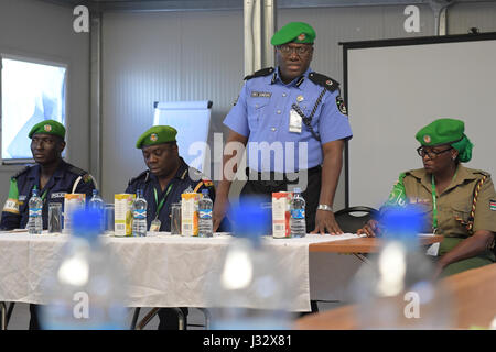 Rex Dundun, AMISOM Polizei Chef des Stabes Adressen neu bereitgestellt Polizisten dienen unter Mission der Afrikanischen Union in Somalia (AMISOM) zum Abschluss ihrer Einarbeitung in Mogadischu, Somalia auf 24.03.2017. AMISOM Foto/Allan Atulinda Stockfoto