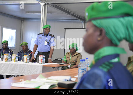 Rex Dundun, AMISOM Polizei Chef des Stabes Adressen neu bereitgestellt Polizisten dienen unter Mission der Afrikanischen Union in Somalia (AMISOM) zum Abschluss ihrer Einarbeitung in Mogadischu, Somalia auf 24.03.2017. AMISOM Foto/Allan Atulinda Stockfoto