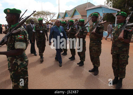 Der Vorsitzende der Afrikanischen Union Friedens- und Sicherheitsrat, Botschafter Ndumiso Ntshinga, inspiziert die Ehrenwache am Flughafen von Kismayo, vor einem Treffen mit der Jubbaland Staatspräsident Ahmed Mohamed Islam Madobe in Kismaayo, Somalia, am 12. Februar 2017. AMISOM Foto / Barut Mohamed Stockfoto