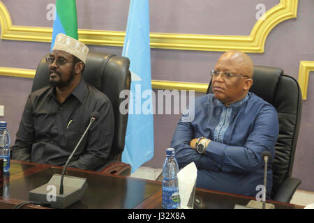 AU-Friedens und Sicherheit Rat Vorsitzende Botschafter Ndumiso Ntshinga (rechts), trifft sich mit der Jubbaland Staatspräsident Ahmed Mohamed Islam Madobe in Kismaayo, Somalia, am 25. März 2017. AMISOM Foto / Ramadan Mohamed Stockfoto