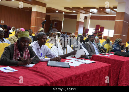 Teilnahme der Nationalkonferenz über die soziale Eingliederung und Armut Reduktion der somalische Minderheiten in Mogadischu, Somalia, am 28. März 2017 statt. Die Konferenz wurde vom Ministerium für Arbeit und soziale Angelegenheiten der Bundesregierung Somalias organisiert. AMISOM Foto / Omar Abdisalan Stockfoto