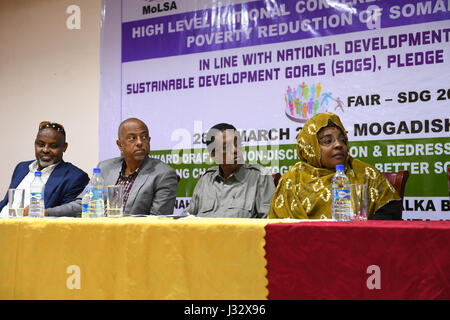 Teilnahme der Nationalkonferenz über die soziale Eingliederung und Armut Reduktion der somalische Minderheiten in Mogadischu, Somalia, am 28. März 2017 statt. Die Konferenz wurde vom Ministerium für Arbeit und soziale Angelegenheiten der Bundesregierung Somalias organisiert. AMISOM Foto / Omar Abdisalan Stockfoto