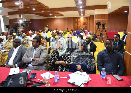 Teilnahme der Nationalkonferenz über die soziale Eingliederung und Armut Reduktion der somalische Minderheiten in Mogadischu, Somalia, am 28. März 2017 statt. Die Konferenz wurde vom Ministerium für Arbeit und soziale Angelegenheiten der Bundesregierung Somalias organisiert. AMISOM Foto / Omar Abdisalan Stockfoto