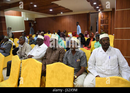 Teilnahme der letzten Versammlung der Nationalkonferenz über die soziale Eingliederung und Armut Reduktion der somalische Minderheiten in Mogadischu, Somalia, am 30. März 2017 statt. Die Konferenz wurde vom Ministerium für Arbeit und soziale Angelegenheiten der Bundesregierung Somalias organisiert. AMISOM Foto / Omar Abdisalan Stockfoto