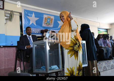 Ein Mitglied des Hauses des Volkes wirft ihre Stimme bei der Wahl des Lautsprechers des Haus der Menschen des Bundestages in Mogadischu, Somalia am 11. Januar 2017. AMISOM Foto / Omar Abdisalan Stockfoto