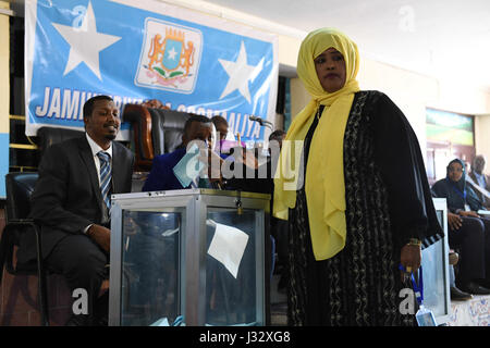 Ein Mitglied des Hauses des Volkes wirft ihre Stimme bei der Wahl des Lautsprechers des Haus der Menschen des Bundestages in Mogadischu, Somalia am 11. Januar 2017. AMISOM Foto / Omar Abdisalan Stockfoto