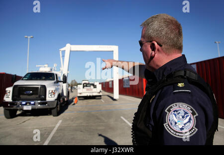 Ein Offizier mit der U.S. Customs and Border Protection Office of Field Operations Punkte für eine Röntgenaufnahme auf einem CBP-LKW montiert bei den Kontrollen von Nutzfahrzeugen Eintreffen im NRG-Stadion in Vorbereitung auf die Super-Bowl-51 in Houston, Texas, 30. Januar 2017. U.S. Customs and Border Protection Foto von Glenn Fawcett Stockfoto