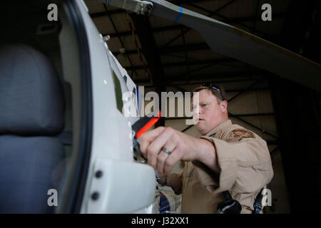 Air Interdiction Agent Cliff Anders führt eine Preflight-Check von A-Star Helikopter vor Antritt eines Fluges an die U.S. Customs and Border Protection Houston Air-Einheit in Conroe, Texas, 30. Januar 2017. Anders und ein Korps von CBP Strafverfolgungsbehörden und Offiziere sind in Houston zum Super Bowl 51 abzusichern. U.S. Customs and Border Protection Foto von Glenn Fawcett Stockfoto