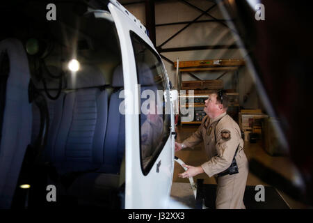 Air Interdiction Agent Cliff Anders führt eine Preflight-Check von A-Star Helikopter vor Antritt eines Fluges an die U.S. Customs and Border Protection Houston Air-Einheit in Conroe, Texas, 30. Januar 2017. Anders und ein Korps von CBP Strafverfolgungsbehörden und Offiziere sind in Houston zum Super Bowl 51 abzusichern. U.S. Customs and Border Protection Foto von Glenn Fawcett Stockfoto