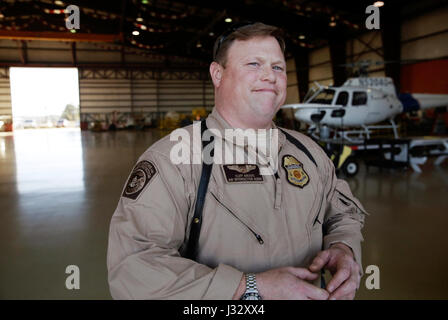 Air Interdiction Agent Cliff Anders schaut die Hangar nach Durchführung einer Preflight-Check von A-Star Helikopter vor Antritt eines Fluges an die U.S. Customs and Border Protection Houston Air-Einheit in Conroe, Texas, 30. Januar 2017. Anders und ein Korps von CBP Strafverfolgungsbehörden und Offiziere sind in Houston zum Super Bowl 51 abzusichern. U.S. Customs and Border Protection Foto von Glenn Fawcett Stockfoto