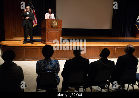 020817: Washington, D.C. - U.S. Customs and Border Protection in Partnerschaft mit dem US Department of Commerce (DOC), US Environmental Protection Agency (EPA) und US Agency for International Development (USAID), feierte National African American History Month mit dem Programm Thema "Krise in Black Education" und mit Keynote-Speaker Dr. Ronald Mason, Präsident der University of the District Of Columbia.  Gesehen spricht hier Department of Commerce (DOC), Tinisha Agramonte.  Das diesjährige Thema "Krise in Black Education" unterstreicht die zentrale Rolle der edu Stockfoto