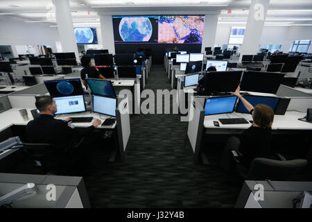 Offiziere der US Customs and Border Protection Office of Field Operations führen globale Fällen der Luft Verkehr und Handel in der neuen National Targeting Center, 14. Dezember 2016. U.S. Customs and Border Protection Foto von Glenn Fawcett Stockfoto