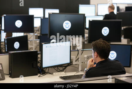 Offiziere der US Customs and Border Protection Office of Field Operations führen globale Fällen der Luft Verkehr und Handel in der neuen National Targeting Center, 14. Dezember 2016. U.S. Customs and Border Protection Foto von Glenn Fawcett Stockfoto