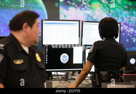 Offiziere der US Customs and Border Protection Office of Field Operations global Fällen des Flugverkehrs führen und Handel Aktivitäten auf das neue National-Targeting-Center in Sterling, Virginia, 14. Dezember 2016. U.S. Customs and Border Protection Foto von Glenn Fawcett Stockfoto