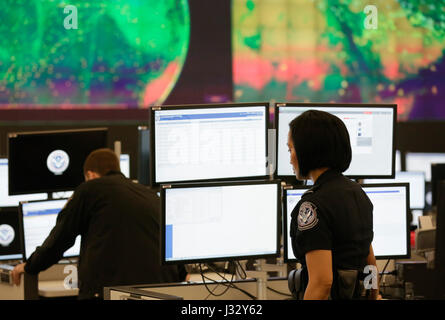 Offiziere der US Customs and Border Protection Office of Field Operations führen globale Fällen der Luft Verkehr und Handel in der neuen National Targeting Center, 14. Dezember 2016. U.S. Customs and Border Protection Foto von Glenn Fawcett Stockfoto