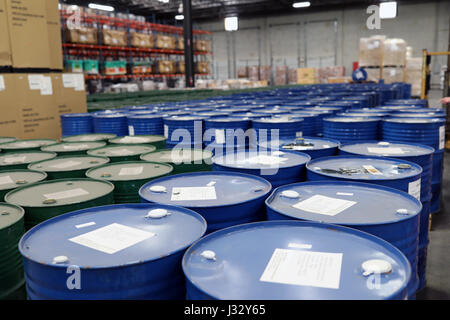 Ein Foto, das während der massiven Honigbeschlagnahme im Jahr 2016 in den Vororten von Chicago aufgenommen wurde, wo 60 Tonnen gefälschtem Honig konfisziert wurden. Das Bild zeigt das Ausmaß des Lebensmittelbetrugs und ist damit das größte seiner Art in der Geschichte der USA. Stockfoto