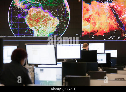 Offiziere der US Customs and Border Protection Office of Field Operations führen globale Fällen der Luft Verkehr und Handel in der neuen National Targeting Center, 14. Dezember 2016. U.S. Customs and Border Protection Foto von Glenn Fawcett Stockfoto