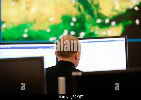 Offiziere der US Customs and Border Protection Office of Field Operations führen globale Fällen der Luft Verkehr und Handel in der neuen National Targeting Center, 14. Dezember 2016. U.S. Customs and Border Protection Foto von Glenn Fawcett Stockfoto