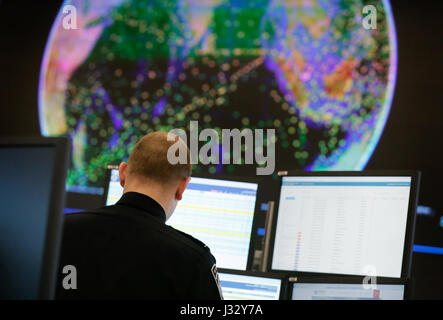 Offiziere der US Customs and Border Protection Office of Field Operations führen globale Fällen der Luft Verkehr und Handel in der neuen National Targeting Center, 14. Dezember 2016. U.S. Customs and Border Protection Foto von Glenn Fawcett Stockfoto