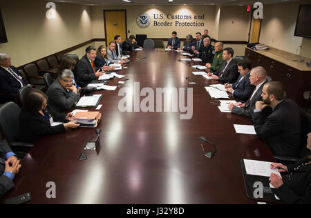 Pete Saenz, der Bürgermeister von Laredo, Texas, trifft sich während einer Diskussion in Washington, D.C. mit Kevin K. McAleenan, dem amtierenden Kommissar für Zoll- und Grenzschutz der USA. Stockfoto