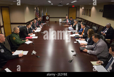Bürgermeister von Laredo, Texas, Pete Saenz, vierte von rechts, trifft sich mit U.S. Customs and Border Protection handeln Kommissar Kevin K. McAleenan, dritte von links, sitzend in Washington, D.C., 7. März 2017. U.S. Customs and Border Protection Foto von Glenn Fawcett Stockfoto