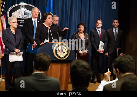 011117 - Washington, DC - CBP besucht Pressekonferenz an das Department of Justice - Volkswagen Emissionen Untersuchung. Ankündigung erfolgte hier sprechen, stellvertretender Attorney General Leslie R. Caldwell von der Gerechtigkeit-Abteilung Criminal Division von Attorney General Loretta E. Lynch, EPA Administrator Gina McCarthy und Assistant Administrator Cynthia Giles, Deputy Attorney General Sally Q. Yates, FBI-Vizedirektor Andrew McCabe, Acting Deputy Secretary Russell C. Deyo für das Department of Homeland Security, U.S. Attorney Barbara L. McQuade des Eastern District of Michigan gesehen , Assis Stockfoto