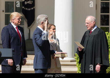 Mit Präsident Donald Trump auf, Anthony M. Kennedy, senior Associate Justice des Supreme Court der Vereinigten Staaten, schwört in Neil M. Gorsuch Richter des Obersten Gerichtshofs 113. Gerechtigkeit Montag, 10. April 2017, in der Rose Garden des weißen Hauses in Washington, D.C. sein  Die Gorsuch Frau Louise statt einer Familienbibel. Stockfoto