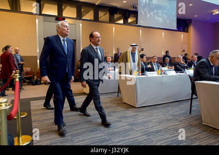 Der französische Präsident Francois Hollande ist von der französische Außenminister Jean-Marc Ayrault am 15. Januar 2017, an das Ministerium für auswärtige Angelegenheiten Conference Center in Paris, Frankreich, begleitet wie er für eine Französisch ausgerichteten Konferenz auf Frieden im Nahen Osten von US-Außenminister John Kerry besucht ankommt. Stockfoto