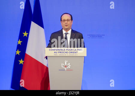 Der französische Präsident Francois Hollande hält am 15. Januar 2017 eine Rede im Außenministerium in Paris, während der Eröffnung einer Nahost-Friedenskonferenz, an der US-Außenminister John Kerry teilnahm. Stockfoto
