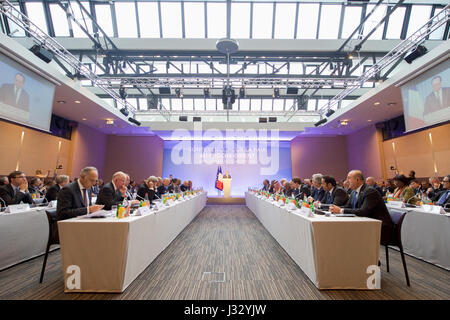 Der französische Präsident Francois Hollande spricht am 15. Januar 2017 auf einer Konferenz in Paris, bei der es um Friedensbemühungen im Nahen Osten geht. US-Außenminister John Kerry nahm ebenfalls an der Veranstaltung Teil und hob die internationale Diplomatie hervor. Stockfoto