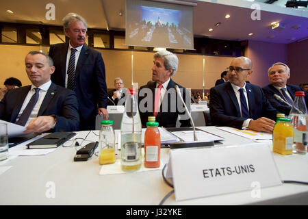 US-Außenminister John Kerry spricht mit der luxemburgische Außenminister Jean Asselborn am 15. Januar 2017, an das Ministerium für auswärtige Angelegenheiten Conference Center in Paris, Frankreich, vor dem Plenum einer Französisch ausgerichteten Konferenz über Frieden im Nahen Osten. Stockfoto