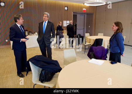 Mit Senior Advisor Ariana Berengaut auf plaudert US-Außenminister John Kerry mit Deputy Secretary Of State Antony "Tony" Blinken, bevor sie über die Zukunft der Schaffung von Arbeitsplätzen am 9. Januar 2016, sprechen während des Besuchs der Innovations-Forum an der Massachusetts Institute of Technology Sloan School of Management in Cambridge, Massachusetts. Stockfoto