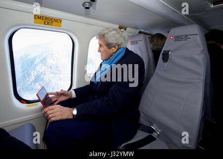 US-Außenminister John Kerry schaut aus dem Fenster der Swiss Air Force Super Puma Helikopter am 18. Januar 2017, während eines Fluges von Davos, die Schweiz, nach Basel in die Schweiz, nach dem Besuch des World Economic Forum in Davos an der letzten Haltestelle der letzten Reise seiner Amtszeit als Kabinett Offizier. Stockfoto