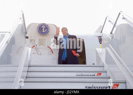 US-Außenminister John Kerry "Wellenlinien" auf Wiedersehen am EuroAirport Basel-Mulhouse-Freiburg in Basel, Schweiz, vor dem Einsteigen in sein Flugzeug der US Air Force am 18. Januar 2017, für den letzten Flug über seine Amtszeit als Kabinett Offizier nach dem Besuch des World Economic Forum in Davos, Schweiz. Stockfoto