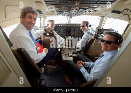 US-Außenminister John Kerry liegt mit den Piloten der sein Flugzeug der US Air Force am 18. Januar 2017, nähert gemeinsame Basis Andrews in Camp Springs, Maryland, während des letzten Fluges von seiner Amtszeit als Kabinett Offizier nach er das World Economic Forum in Davos, Schweiz besuchte. Stockfoto