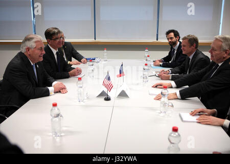 US-Außenminister Rex Tillerson und französischer Außenminister Jean-Marc Ayrault treffen sich am 16. Februar 2017 auf dem Treffen der Außenminister der G-20 in Bonn. Dies ist Tillersons erste offizielle internationale Reise nach seinem Amtsantritt. Stockfoto