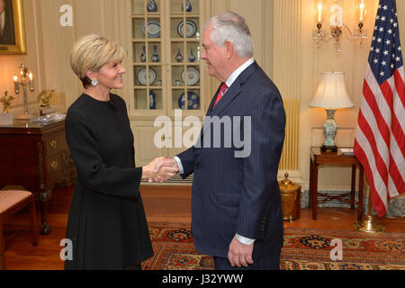 US Secretary Of State Rex Tillerson grüßt australischer Außenminister Julie Bishop vor ihrer bilateralen Treffen auf das US-Außenministerium in Washington, D.C., am 22. Februar 2017. Stockfoto