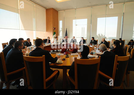 US Secretary Of State Rex Tillerson und US Secretary of Homeland Security John Kelly in bilateralen Gesprächen mit mexikanischer Sekretär der Regierung Miguel Angel Osorio Chong zu beteiligen; Mexikanische Secretary of Foreign Relations Luis Videgaray Caso; Mexikanische Sekretär des nationalen Verteidigung General Salvador Cienfuegos Zepeda; Mexikanische Marineminister Admiral Vidal Francisco Soberon Sanz; Mexikanische Staatssekretär für Finanzen und öffentliche Kredite Jose Antonio Meade Kuribrena; und mexikanische Generalstaatsanwalt Raul Cervantes Andrade, im Ministerium für auswärtige Angelegenheiten in Mexico City, Mexiko, am Februar Mexikanisch Stockfoto