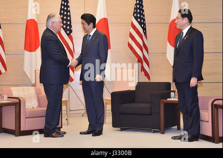 Ein Foto von US-Außenminister Rex Tillerson, der dem japanischen Premierminister Shinzo Abe die Hand schüttelt, während der japanische Außenminister Fumio Kishida am 16. März 2017 in Tokio anwesend war, als Teil der diplomatischen Beziehungen zwischen den USA und Japan. Stockfoto