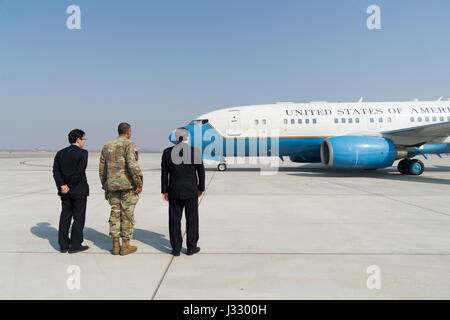 Marc Knapper, US-Botschaft Seoul Chargé d ' Affaires ad interim; Gen Vincent K. Brooks, US Forces Korea Kommandant; und südkoreanische Ministerium für auswärtige Angelegenheiten stellvertretender Direktor allgemeine für North American Affairs Lee Choong-Myon warten auf die Ankunft der US Secretary Of State Rex Tillerson Osan Air Base außerhalb von Seoul, Südkorea, am 17. März 2017. Stockfoto