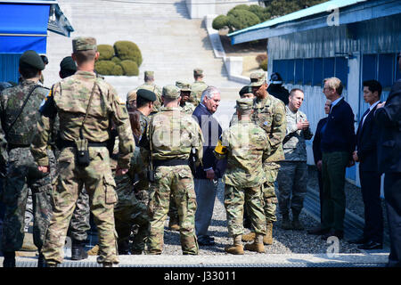 US Secretary Of State Rex Tillerson ist vom US-Soldaten vor gemeinsamen Security Area (JSA) der Koreanische Demilitarized Zone (DMZ) in Panmunjon, Südkorea, am 17. März 2017 unterrichtet. Stockfoto