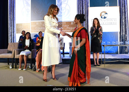 First Lady Melania Trump stellt 2017 International Women of Mut Award Sharmin Akter von Bangladesh während einer Zeremonie im US-Außenministerium in Washington, D.C., am 29. März 2017. Stockfoto