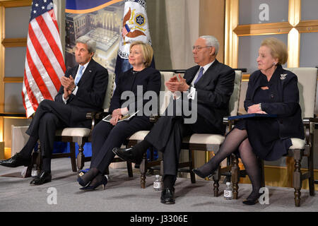 US-Außenminister John Kerry, flankiert von ehemaligen Staatssekretäre Hillary Rodham Clinton, Colin L. Powell und Madeleine Albright, besucht einen Empfang feiert Abschluss des US-Diplomatie Center an das US-Außenministerium in Washington, D.C. am 10. Januar 2017.